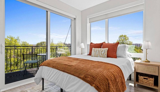 1Bed Eat Street Apt W/Lounge + Gym +Whittier Park