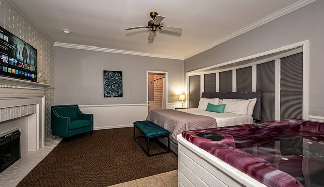 1BR, 1BA Luxury Hot tub Suite