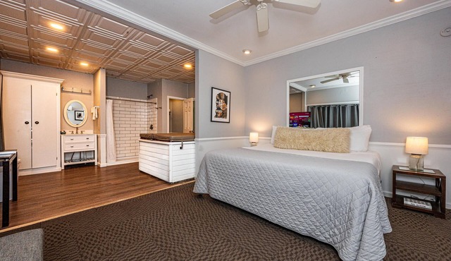 1BR, 1BA Luxury Hot tub Suite