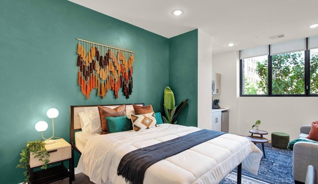 1BR Downtown Suite | Pool, Gym & Workspace