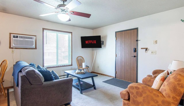 1BR I Downtown, Queen, Free W/D, Garage