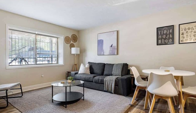 1BR King East Liberty Apt | Parking