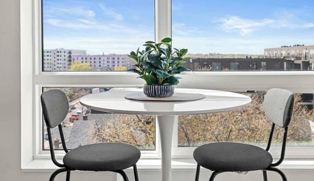 1BR Retreat in Uptown |Walkable | Gym