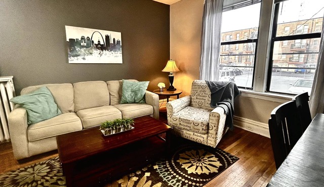 1st Fl King+Queen Beds, Steps to Metrolink, Off-street parking