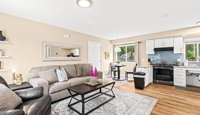 1st Floor 1BR Flat, King Bed, End Unit