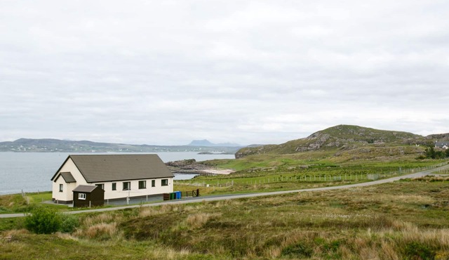 2 BAYVIEW BUNGALOW, character holiday cottage in Poolewe