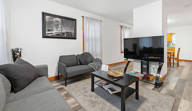 2 Bdrm Apartment - King size bed 8 mins to downtown