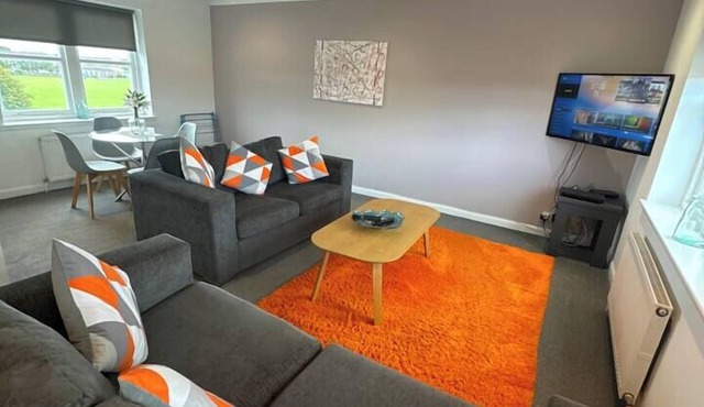 2 Bed Apartment Sleeps 4 -Near Airport -WiFi & Tv