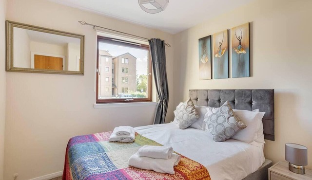 2 Bed Flat - Sleeps 4 - Parking - Wifi