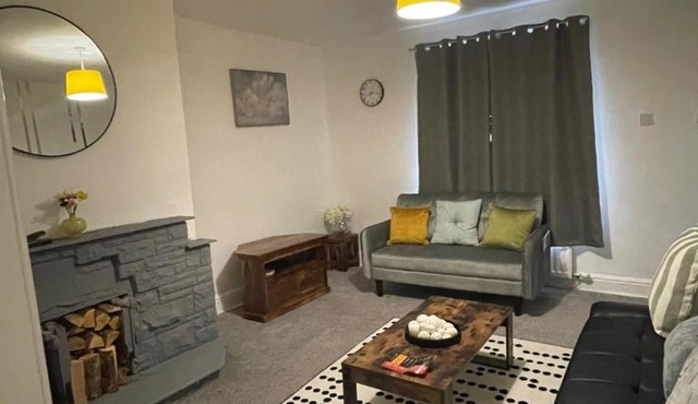 2 Bed House - Sleeps 4 - Garden - Parking - Wifi