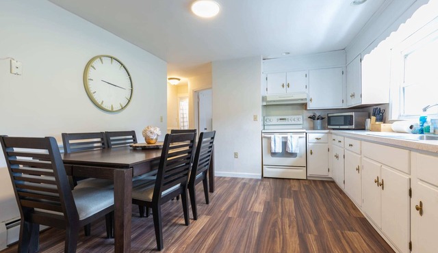 2 Bed w/Free Parking in East Cambridge