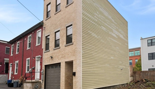 2 Bedroom 2 and a Half Bath Townhouse - Stadium and Downtown Nearby