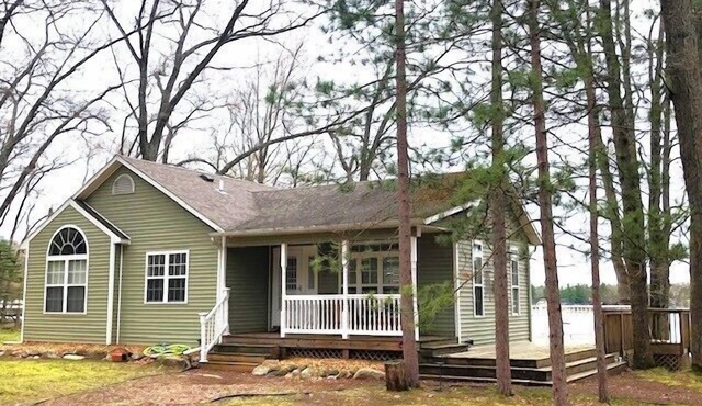 2 Bedroom, 3 Bath home on the bayou of desirable Big Star Lake! Sleeps 8