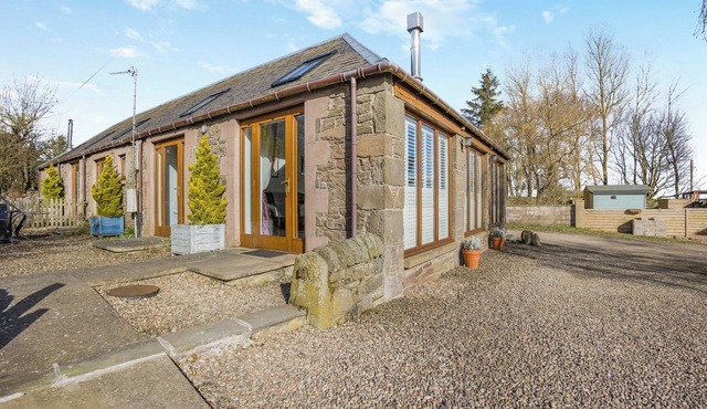 2 bedroom accommodation in Tealing, near Dundee