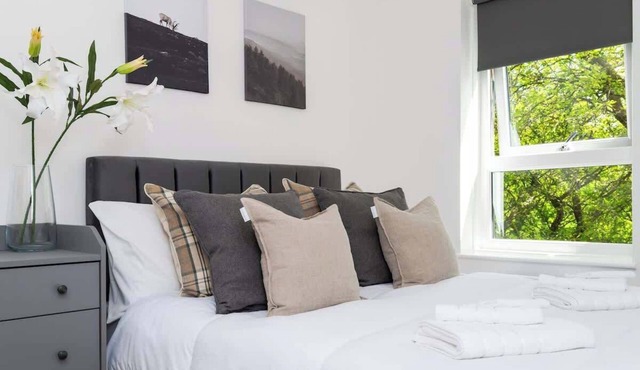 2 Bedroom Apartment-Free Parking-by Holiday Homes