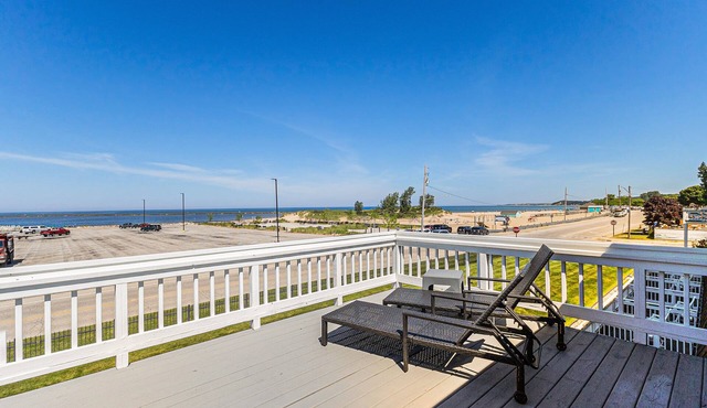 2-bedroom Apartment-2 Balconies-Personal Patio-Porch-Lake Michigan View-Sleeps 8