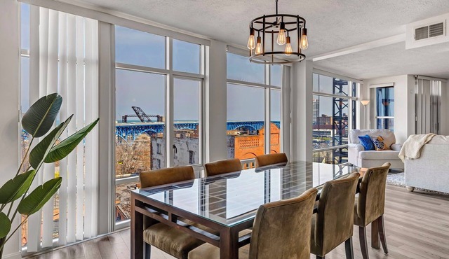 2-bedroom apartment in brilliant Cleveland with WiFi, AC, fitness room