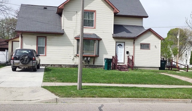 2-bedroom apartment in peaceful Lansing with AC for your stay