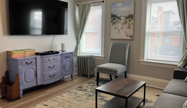 2-Bedroom Apt Near UNH, Portsmouth! - Parking, Full Kitchen, Free Wine!