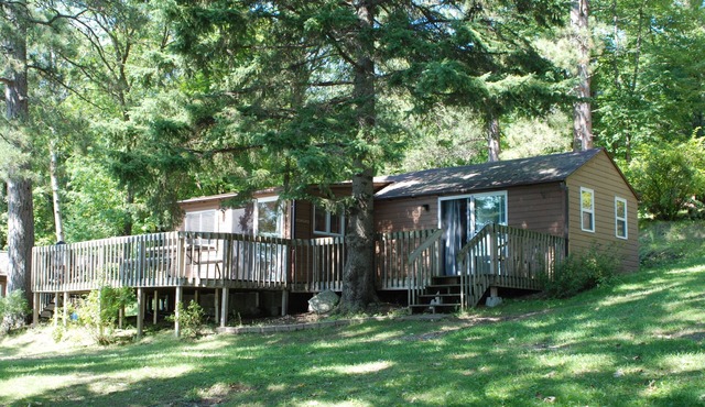 2 Bedroom Cabin Nestled in the Pines on Quiet Lake