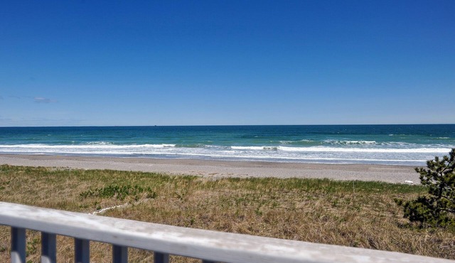 2 bedroom condo with direct beach access!