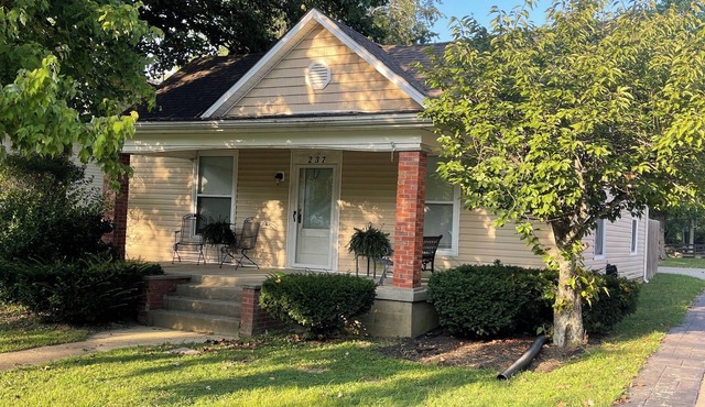 2 bedroom , cottage, easy and close location to shopping, restaurants and away