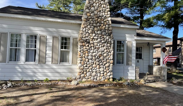 2-bedroom cottage just a short walk to downtown Indian River, beaches/Burt Lake