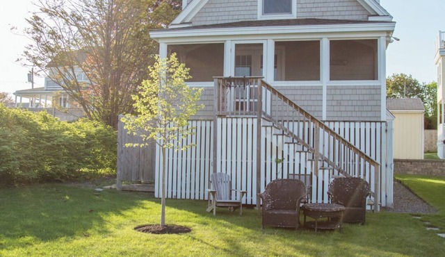 2 Bedroom Cottage - Walk to the beach in 2 minutes