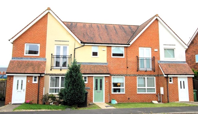 2 Bedroom House - Beautifully Decorated & Furnished - Parking - Large Garden