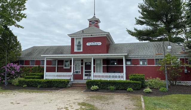 2 Bedroom Lakeside cottage at the 500 acre Poland Spring Resort with lots of onsite activities!