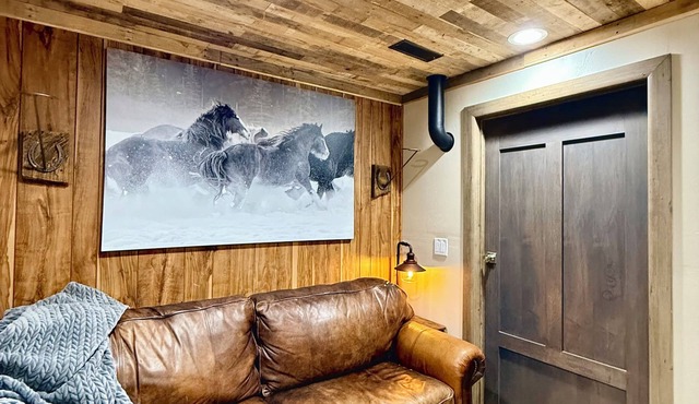 2-bedroom new western lodge + Covered Garage 25 min from TR Presidencial Library