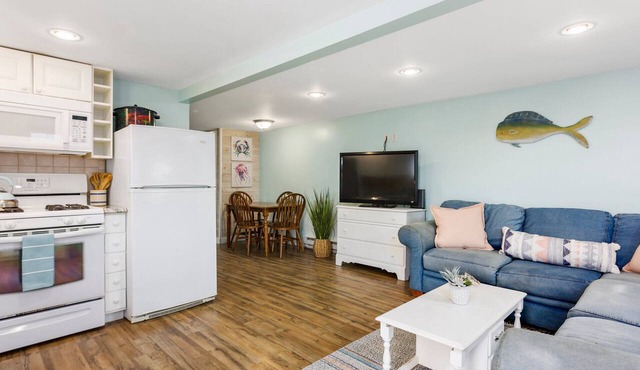 2 Bedroom Pet-Friendly Apt Steps to the Beach
