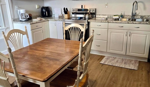 2-bedroom pet friendly house with fenced yard. Walkable neighborhood.