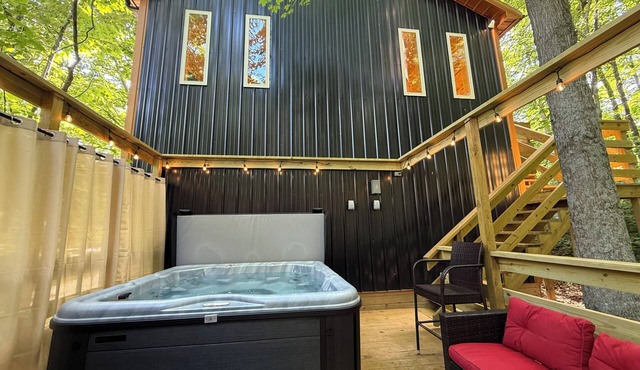 2 Bedroom upper Barndominium cabin, Hot tub, King bed,Fire Pit, Horses on site