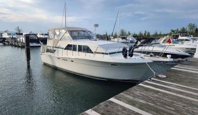2-bedroom yacht in charming Traverse City with kitchen and cool AC