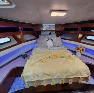 2 Bedroom Yacht Rental