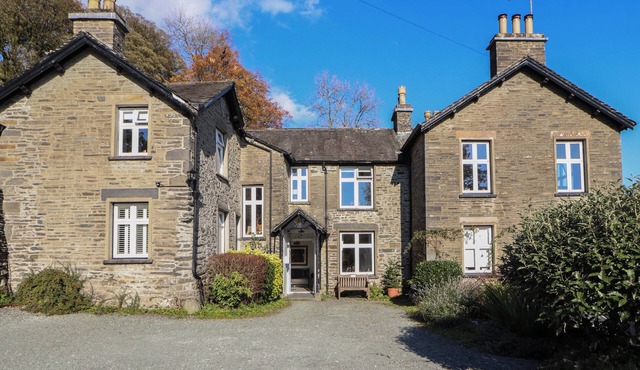2 BIRKHEAD, family friendly, with open fire in Windermere