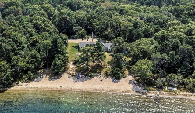 2 BR Beach House- TV, Free Wi-Fi & Free Parking
