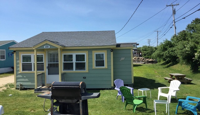 2 BR East Matunuck cottage 7 min walk to beach, steps from Salt Pond