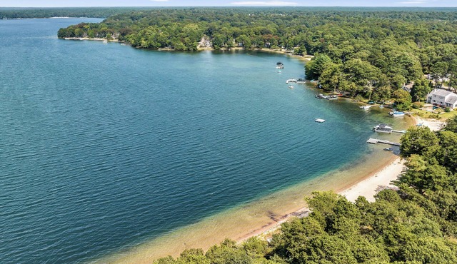 2 BR Waterfront Retreat Canoes TV Wi-fi Beach