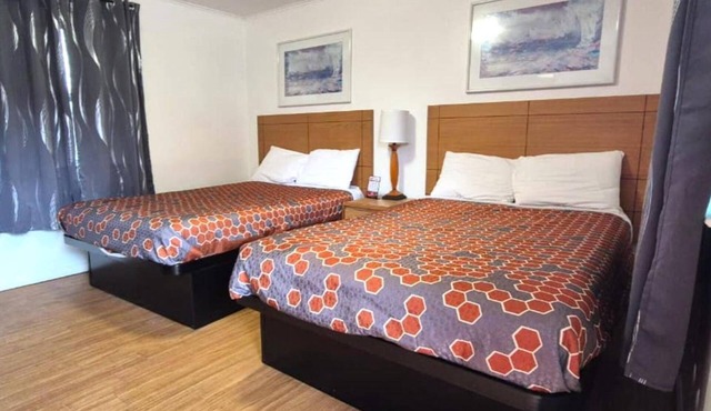 2 Bright, Clean Rooms Perfect for Quick Weekend Getaways, Free Parking