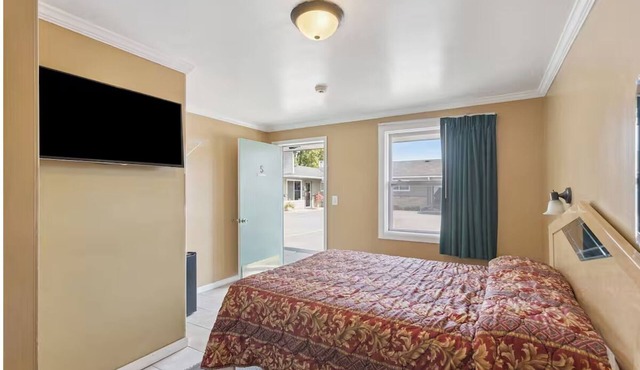 2 Budget- Friendly Rooms for Work Trips Near Conference Center & Dining Spots!