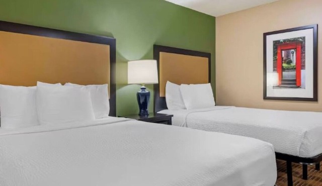 2 Family-Ready Rooms Near Hurstbourne Country Club – 4.6 miles | Pets allowed