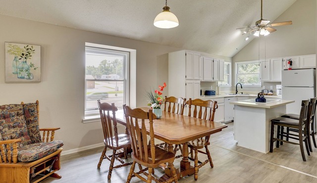 2-Level Townhome w/Patio 4 Mi to Kansas Speedway!