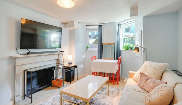 2 Mi to Dtwn: Boston Apartment Near Beaches!