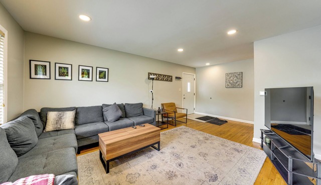 2 Mi to I-88 & Hospital! Extended Naperville Stay