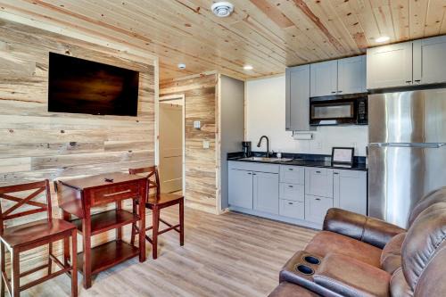 2 Mi to Lake Traverse: Dog-Friendly Getaway