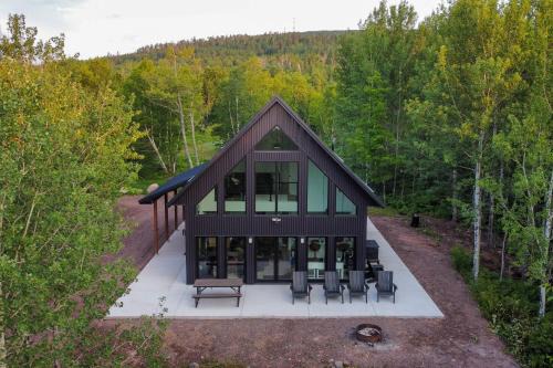 2 Mi to Lutsen Mtn: Modern Cabin w/Patio Fire Pit