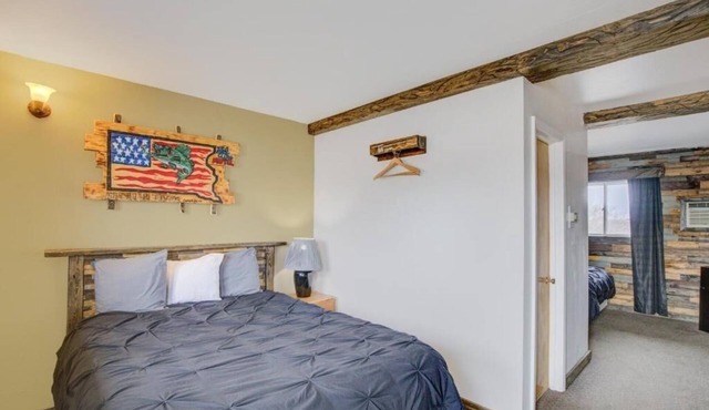 2-Room Chamberlain Stay w/Free Parking – Easy Access to I-90 for Travelers