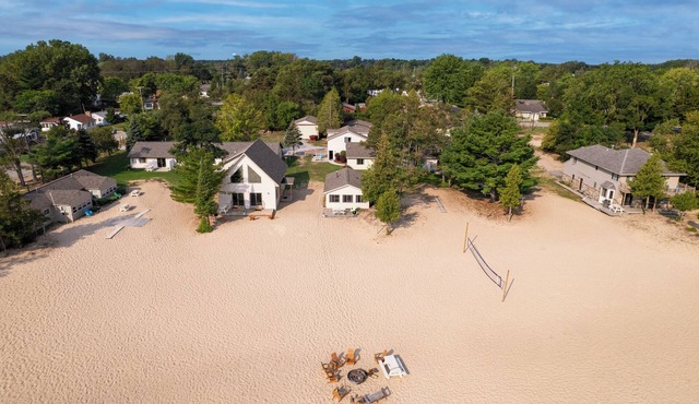 #20 Thomas' Parkside Cottages. Walk-out to private deck/beach on Lake Huron